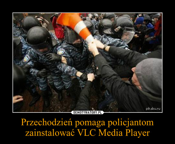 Przechodzień pomaga policjantom zainstalować VLC Media Player –  