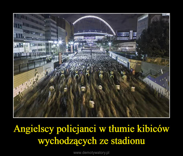 Angielscy policjanci w tłumie kibiców wychodzących ze stadionu –  
