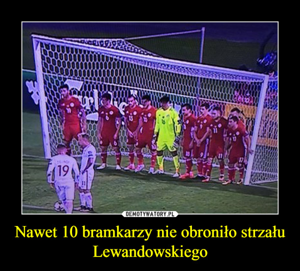 Nawet 10 bramkarzy nie obroniło strzału Lewandowskiego