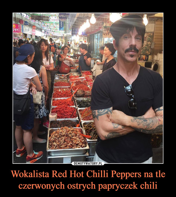 Wokalista Red Hot Chilli Peppers na tle czerwonych ostrych papryczek chili