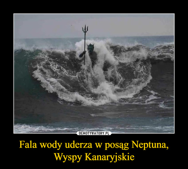 Fala wody uderza w posąg Neptuna, Wyspy Kanaryjskie