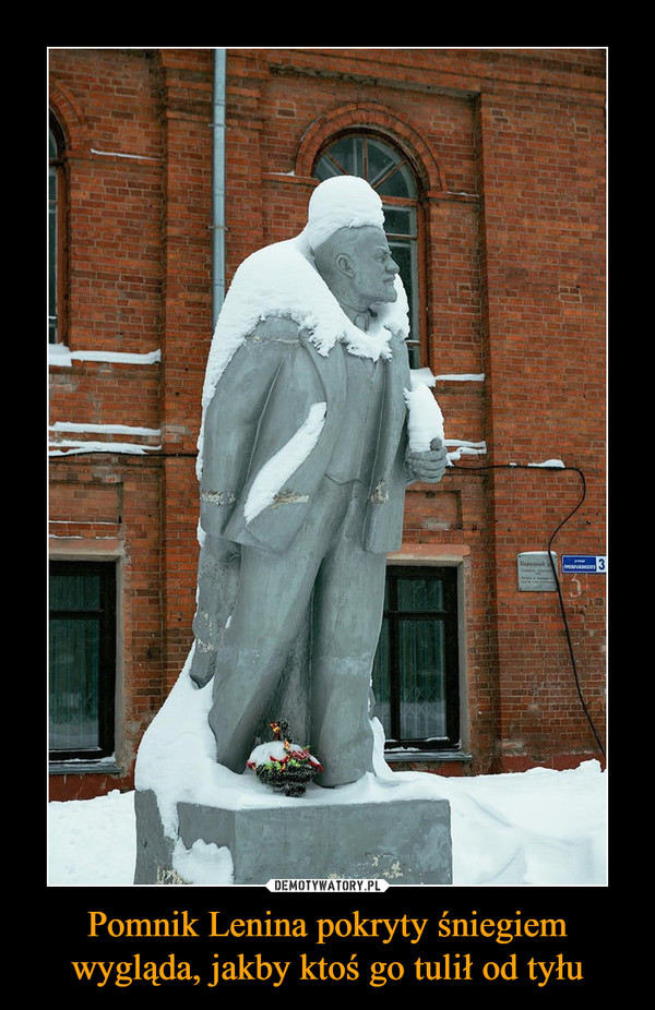 Pomnik Lenina pokryty śniegiem wygląda, jakby ktoś go tulił od tyłu –  
