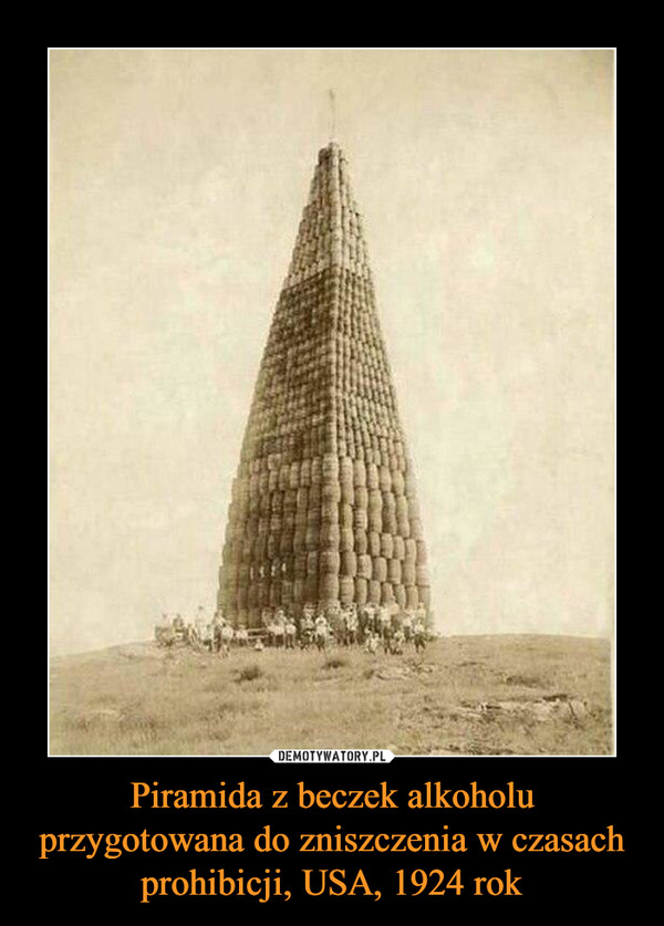 Piramida z beczek alkoholu przygotowana do zniszczenia w czasach prohibicji, USA, 1924 rok –  