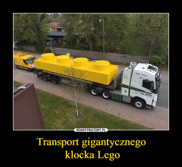 Transport gigantycznego klocka Lego –  
