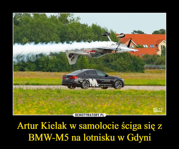 Artur Kielak w samolocie ściga się z BMW-M5 na lotnisku w Gdyni