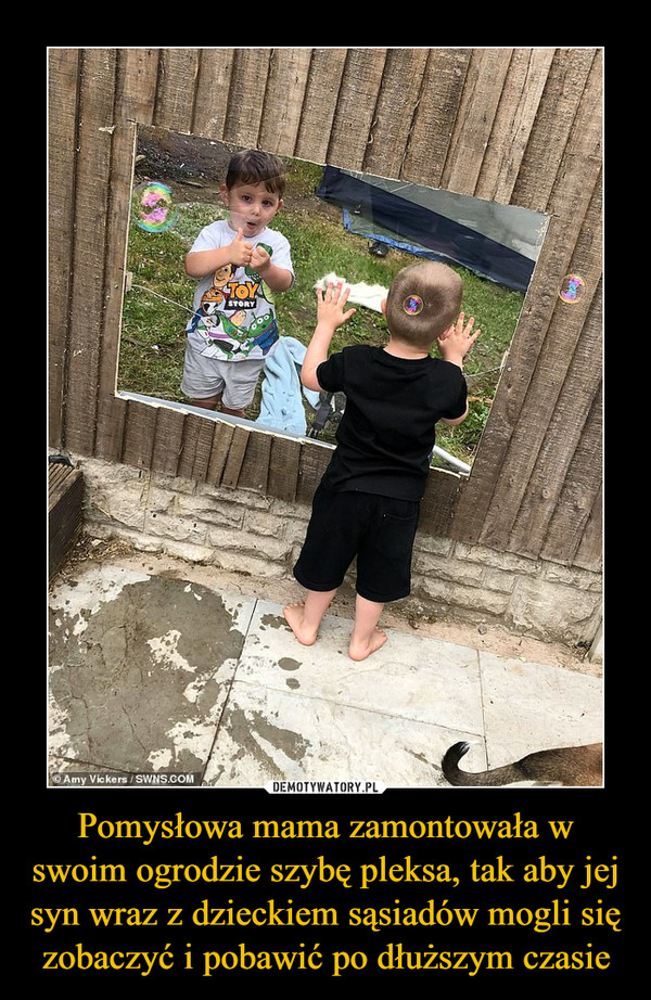 Pomysłowa mama zamontowała w swoim ogrodzie szybę pleksa, tak aby jej syn wraz z dzieckiem sąsiadów mogli się zobaczyć i pobawić po dłuższym czasie