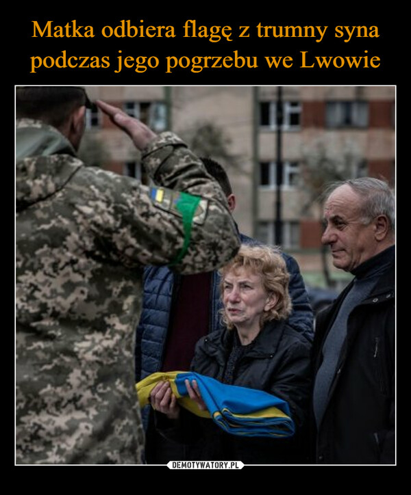 Matka odbiera flagę z trumny syna podczas jego pogrzebu we Lwowie