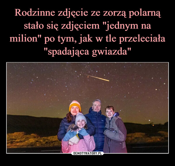 Rodzinne zdjęcie ze zorzą polarną stało się zdjęciem "jednym na milion" po tym, jak w tle przeleciała "spadająca gwiazda"