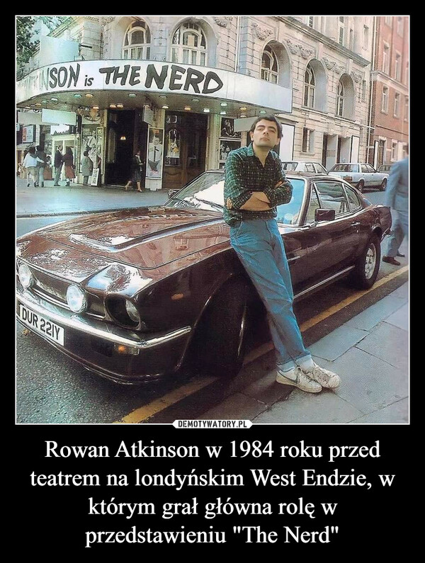 Rowan Atkinson w 1984 roku przed teatrem na londyńskim West Endzie, w którym grał główna rolę w przedstawieniu "The Nerd" –  